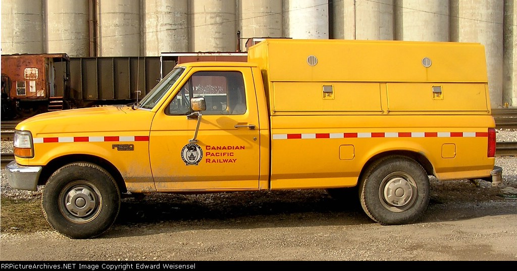 CP MoW truck @ Burnham Yard